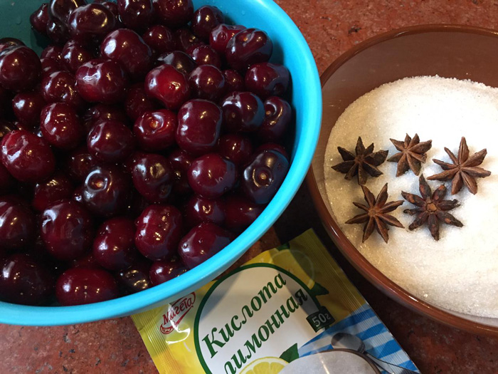 Компот из черешни.