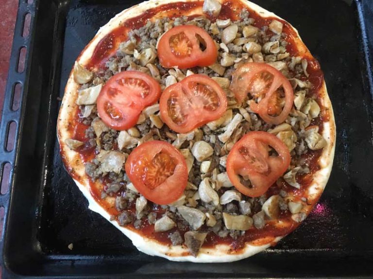 делаем пиццу с мясом и грибами