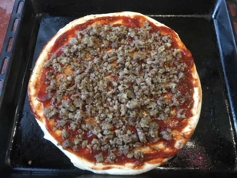готовим пиццу с мясом и грибами